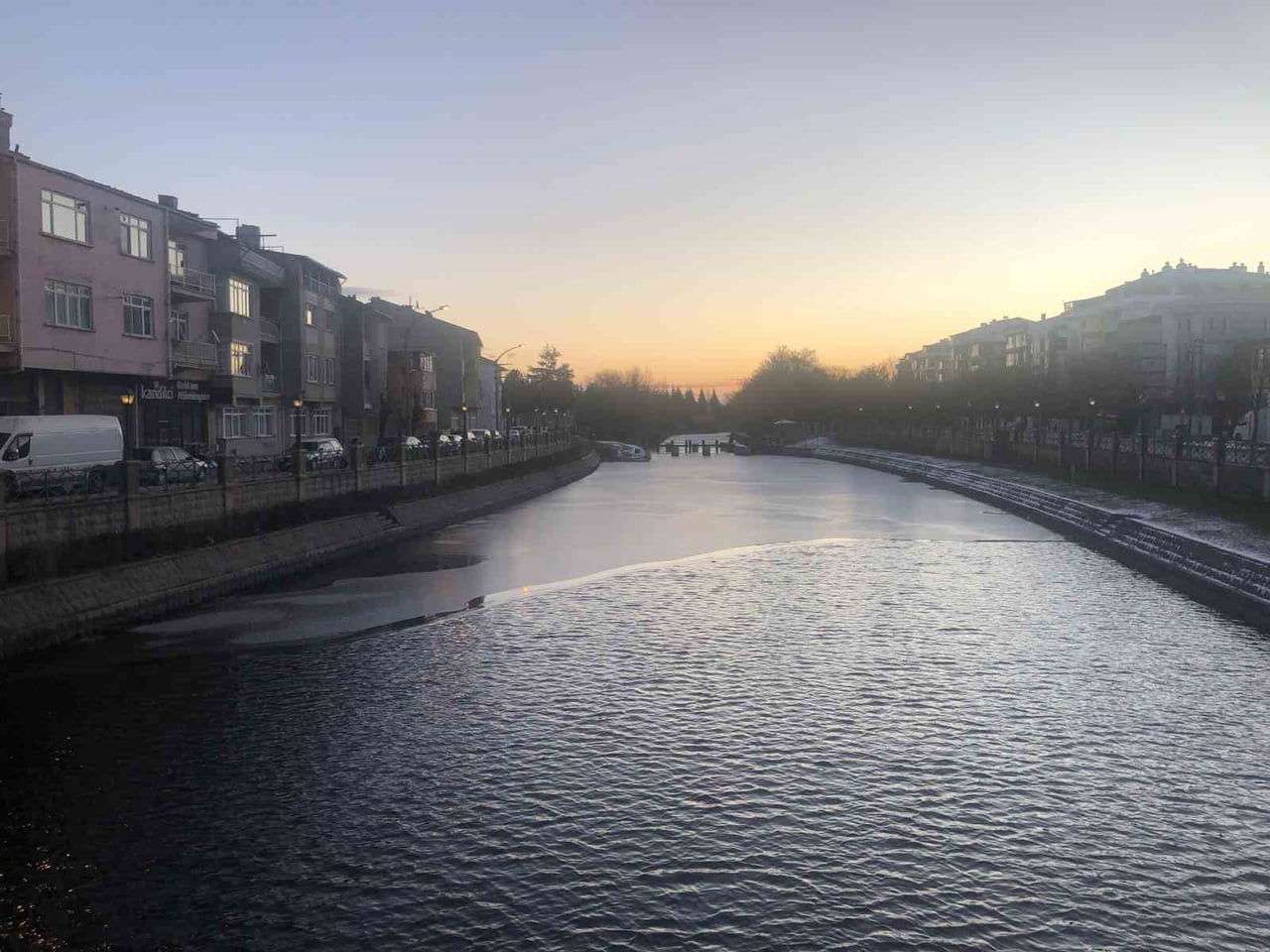 ESKİŞEHİR’DE DONDURUCU SOĞUKLARIN ETKİSİYLE PORSUK ÇAYI’NIN YÜZEYİ BUZLA KAPLANDI. SABAHIN İLK...
