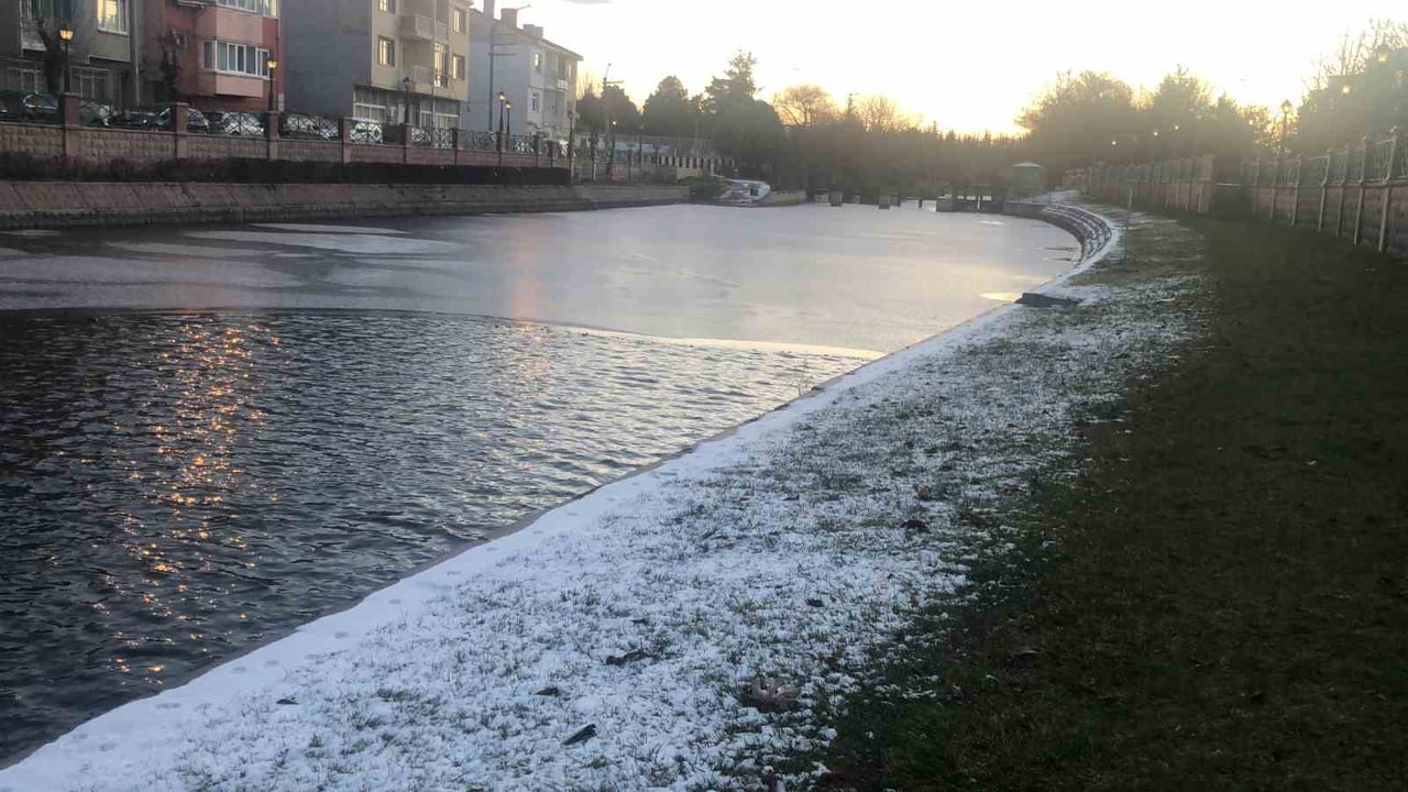 ESKİŞEHİR’DE DONDURUCU SOĞUKLARIN ETKİSİYLE PORSUK ÇAYI’NIN YÜZEYİ BUZLA KAPLANDI. SABAHIN İLK...