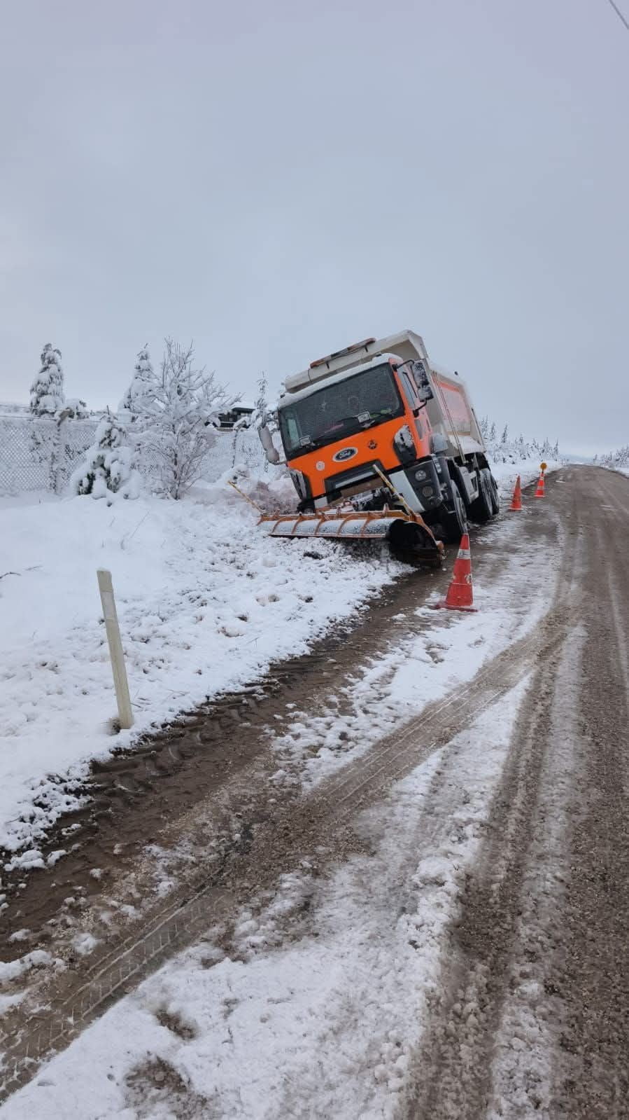 ESKİŞEHİR’DE DÜN ETKİSİNİ İYİDEN İYİYE HİSSETTİREN KAR YAĞIŞI KENTİN BAZI İLÇELERİNİ BEYAZA...