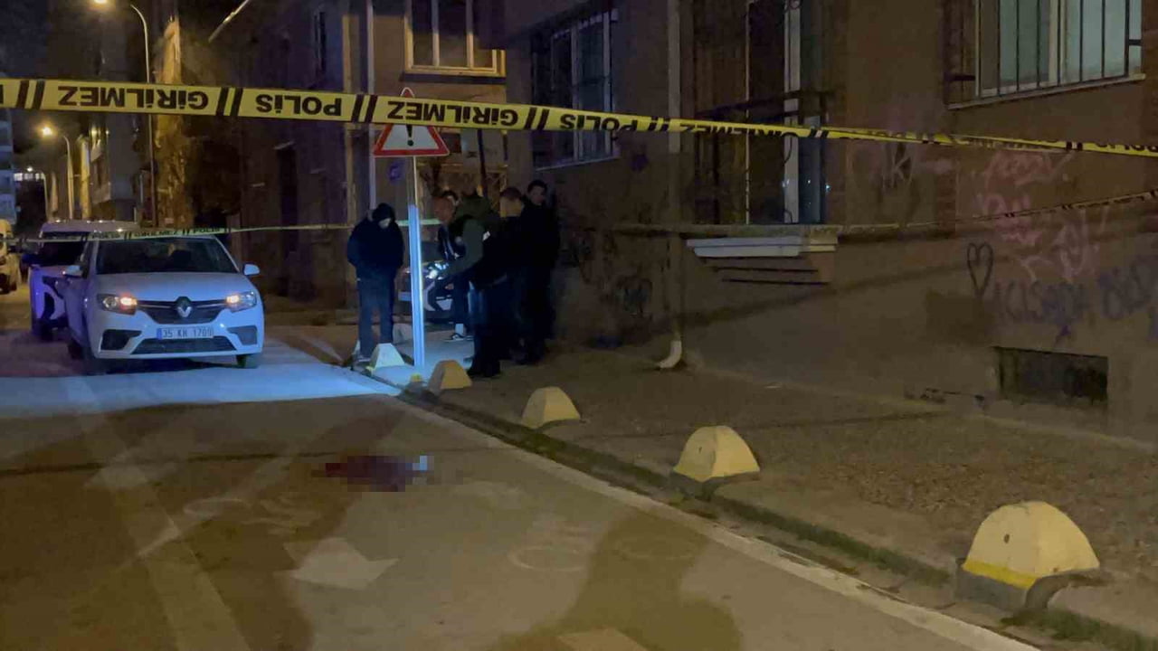 ESKİŞEHİR’DE İDDİAYA GÖRE KIZ MESELESİ YÜZÜNDEN KAVGA EDEN İKİ KİŞİDEN BİRİ YANINDAKİ BIÇAK İLE...