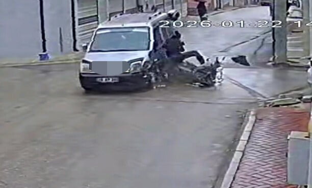 ESKİŞEHİR’DE İKİ SOKAK KESİŞİMDE MOTOSİKLETİN, PANELVAN ARACA YANDAN ÇARPMA ANI SANİYE SANİYE...