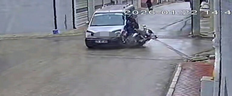 ESKİŞEHİR’DE İKİ SOKAK KESİŞİMDE MOTOSİKLETİN, PANELVAN ARACA YANDAN ÇARPMA ANI SANİYE SANİYE...