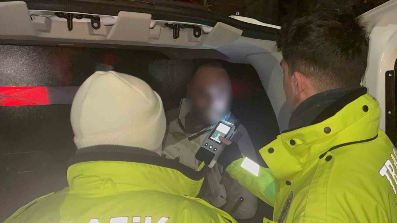 ESKİŞEHİR’DE İLKİNDE İZİNİ KAYBETTİRDİKTEN 5 GÜN SONRA POLİSTEN 2’NCİ KEZ KAÇAN ARACIN...