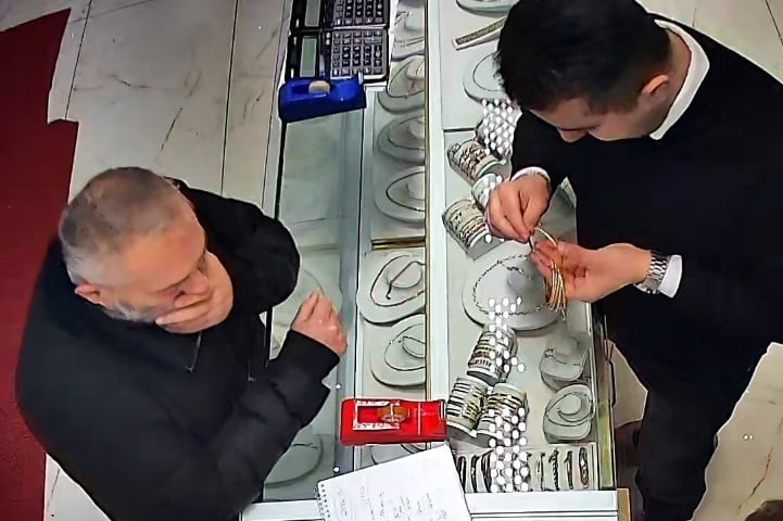 ESKİŞEHİR’DE KUYUMCUDA SAHTE BİLEZİKLERİ GERÇEĞİ İLE TAKAS ETMEK İSTERKEN POLİS TARAFINDAN...