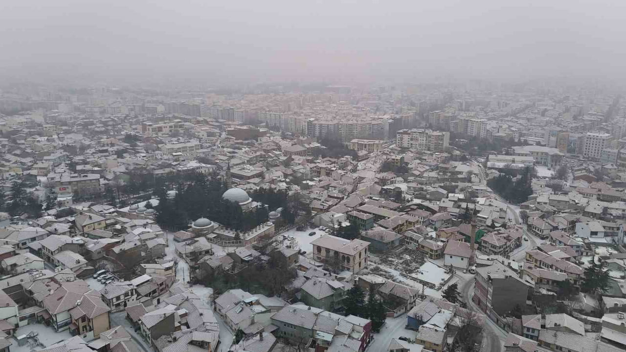 ESKİŞEHİR’DE SABAH SAATLERİNDE YAĞAN KAR KENTTE BULUNAN FARKLI RENKTEKİ TARİHİ ODUNPAZARI...