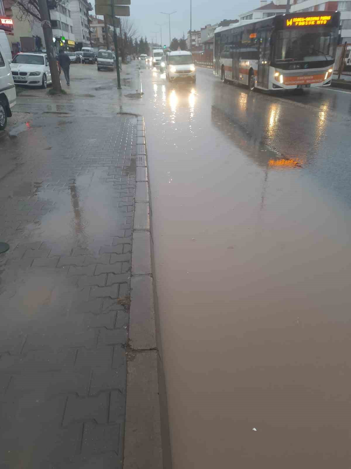 ESKİŞEHİR’DE SAĞANAK YAĞIŞ SONUCUNDA ORHANGAZİ MAHALLESİ'NDE OLUŞAN SU BİRİKİNTİLERİ VATANDAŞLARA...