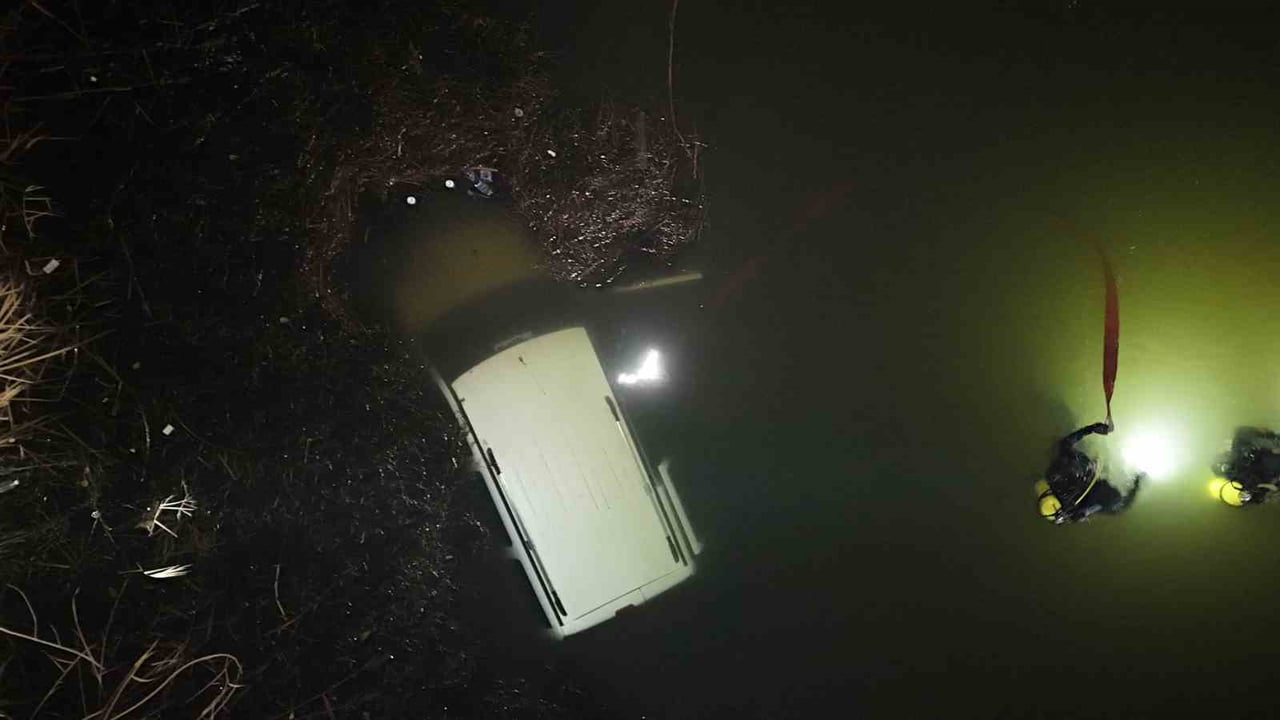 ESKİŞEHİR’DE SÜRÇÜNÜN EL FRENİNİ ÇEKMEYİ UNUTTUĞU ARAÇ PORSUK ÇAYI’NA GİRİP BATTI. ARACIN BOŞ...