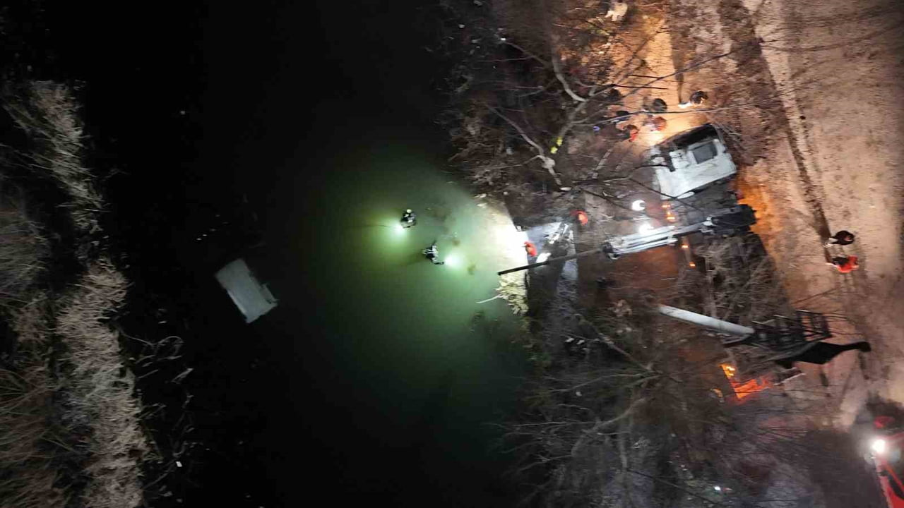 ESKİŞEHİR’DE SÜRÇÜNÜN EL FRENİNİ ÇEKMEYİ UNUTTUĞU ARAÇ PORSUK ÇAYI’NA GİRİP BATTI. ARACIN BOŞ...