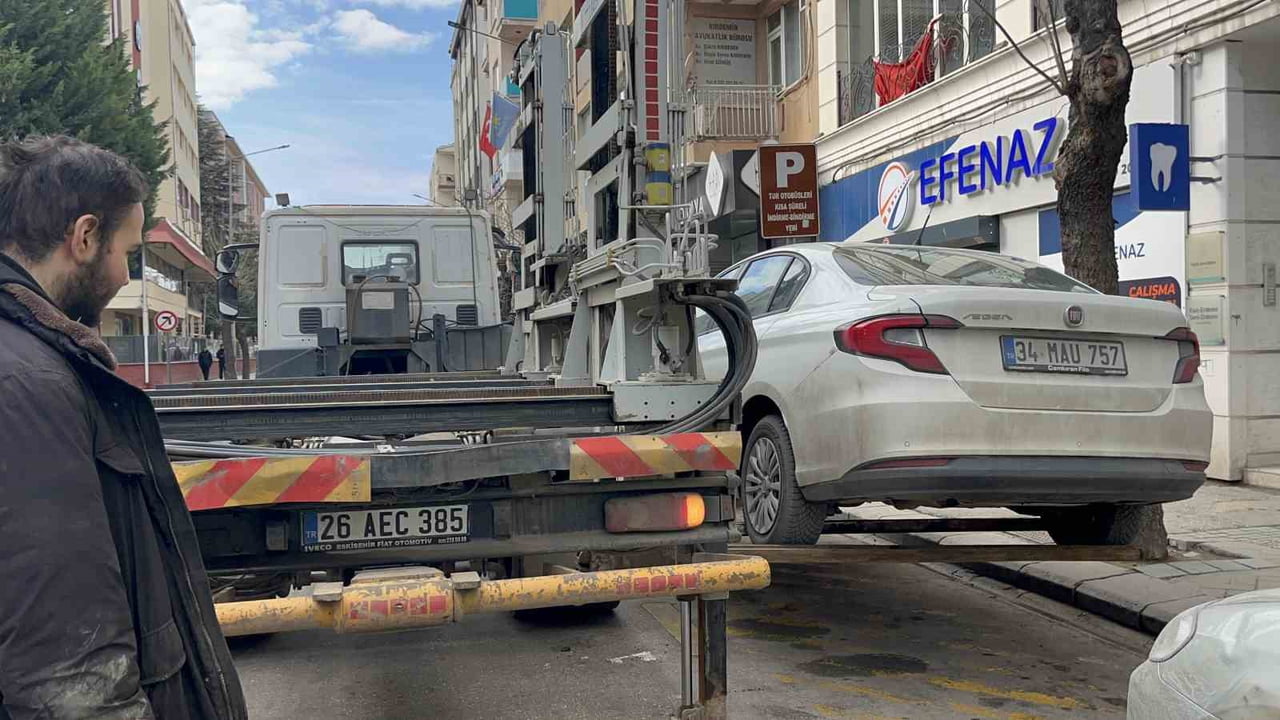 ESKİŞEHİR’DE TUR OTOBÜSLERİ VE ENGELİLER İÇİN AYRILAN ALANA PARK EDEN ARAÇLAR POLİS EKİPLERCE...