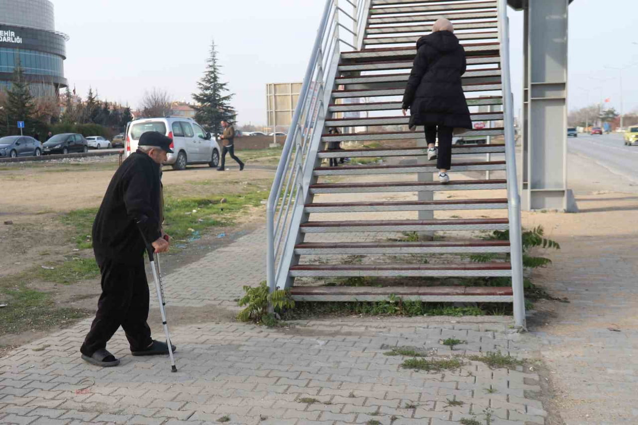 ESKİŞEHİR’İN ORTASINDAN GEÇEN ÇEVREYOLU NEDENİYLE İKİYE BÖLÜNEN GÜNDOĞDU MAHALLESİ’NİN İKİ...