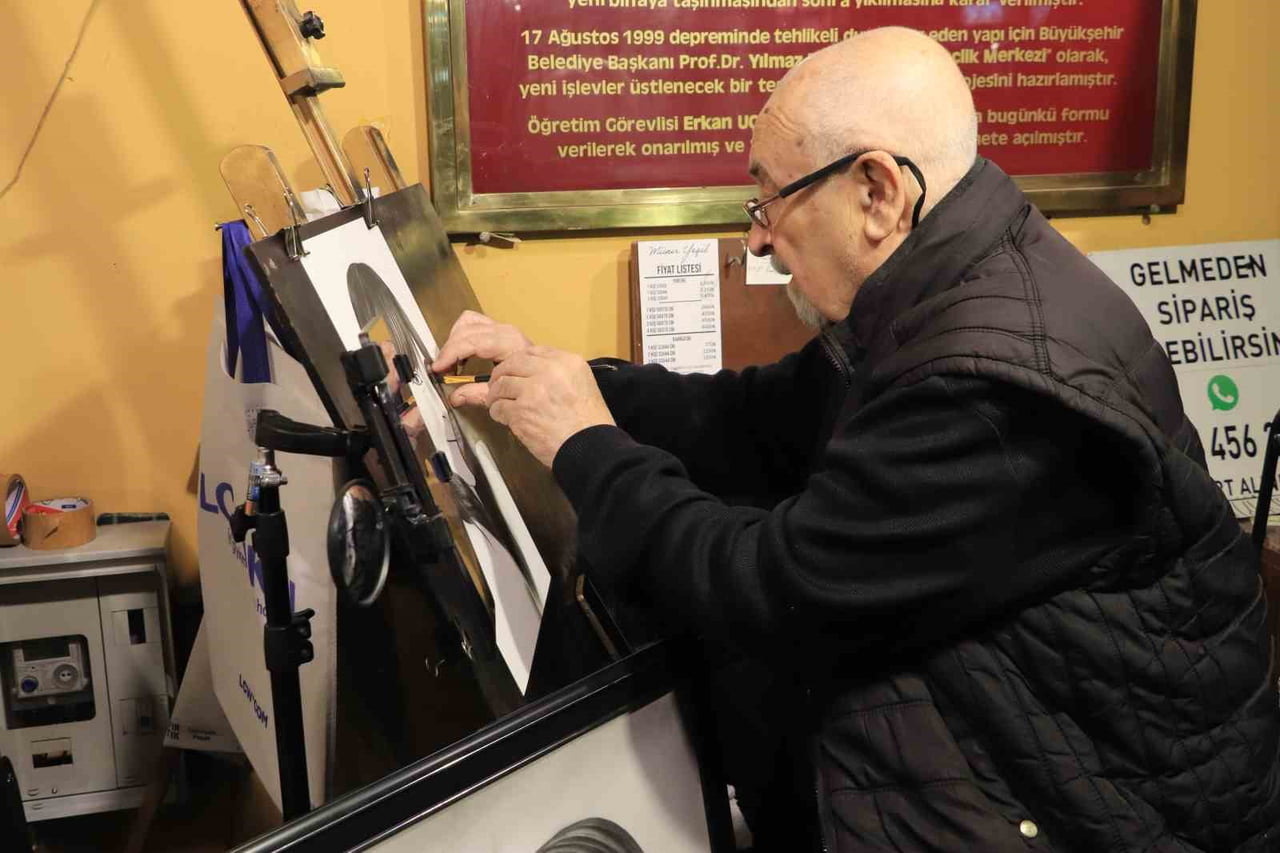 ESKİŞEHİR’İN SİMGE MEKANLARINDAN HALLER GENÇLİK MERKEZİ’NDE ÇEYREK ASIRDIR FIRÇASINI ELİNDEN...