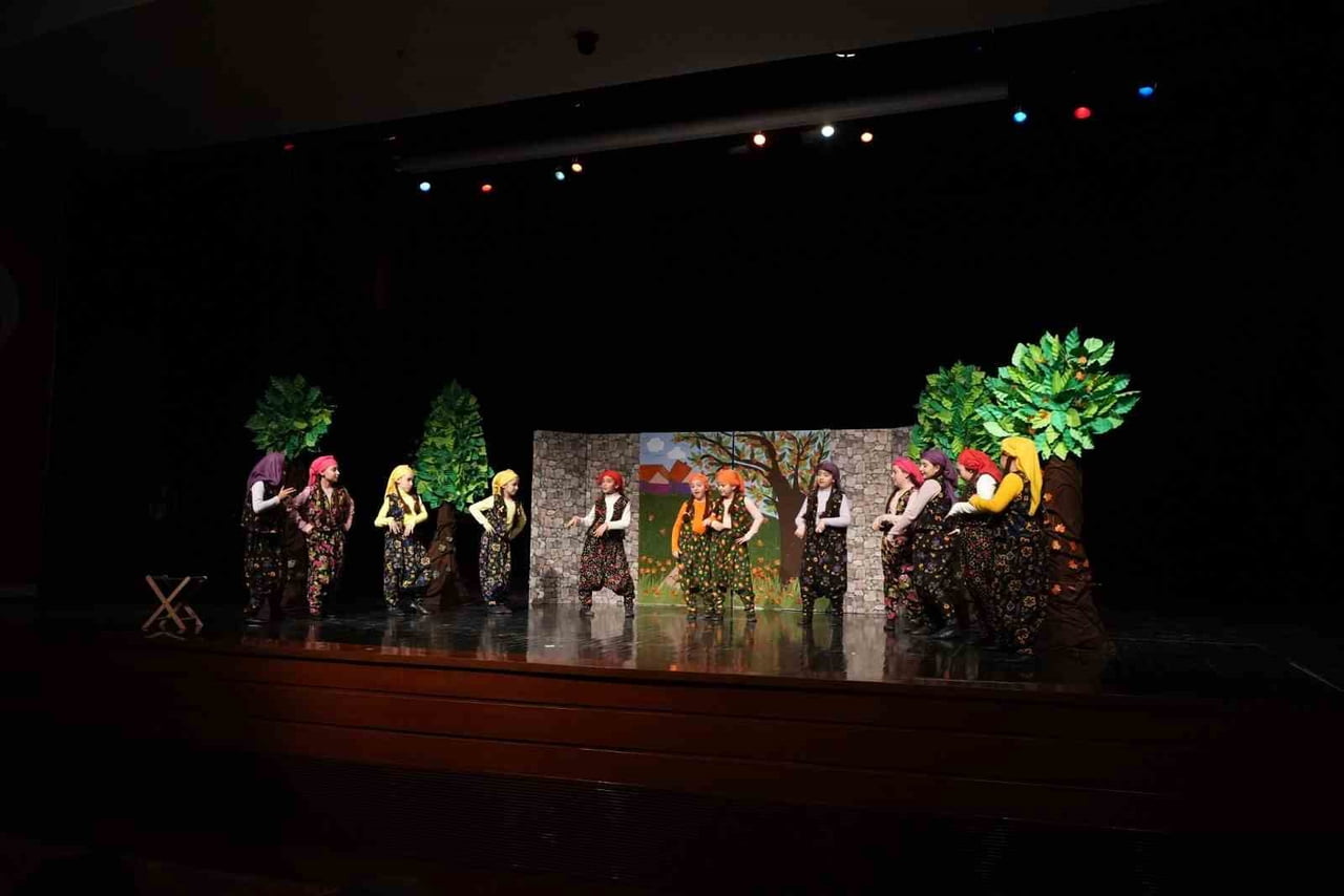 ESKİŞEHİR ŞEHİT SONER ÖZÜBEK OKULLARI TARAFINDAN SAHNELENEN “GÜLMEK SERBEST, AKIL ŞART” ADLI...