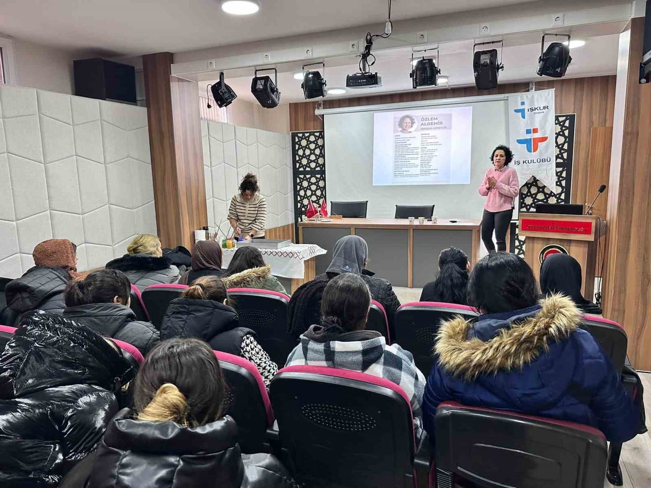 ESKİŞEHİR VALİLİĞİ ORGANİZASYONUYLA HAYATA GEÇİRİLEN "BEN DE YAZDIM KENDİ ROMANIMI" PROJESİ...