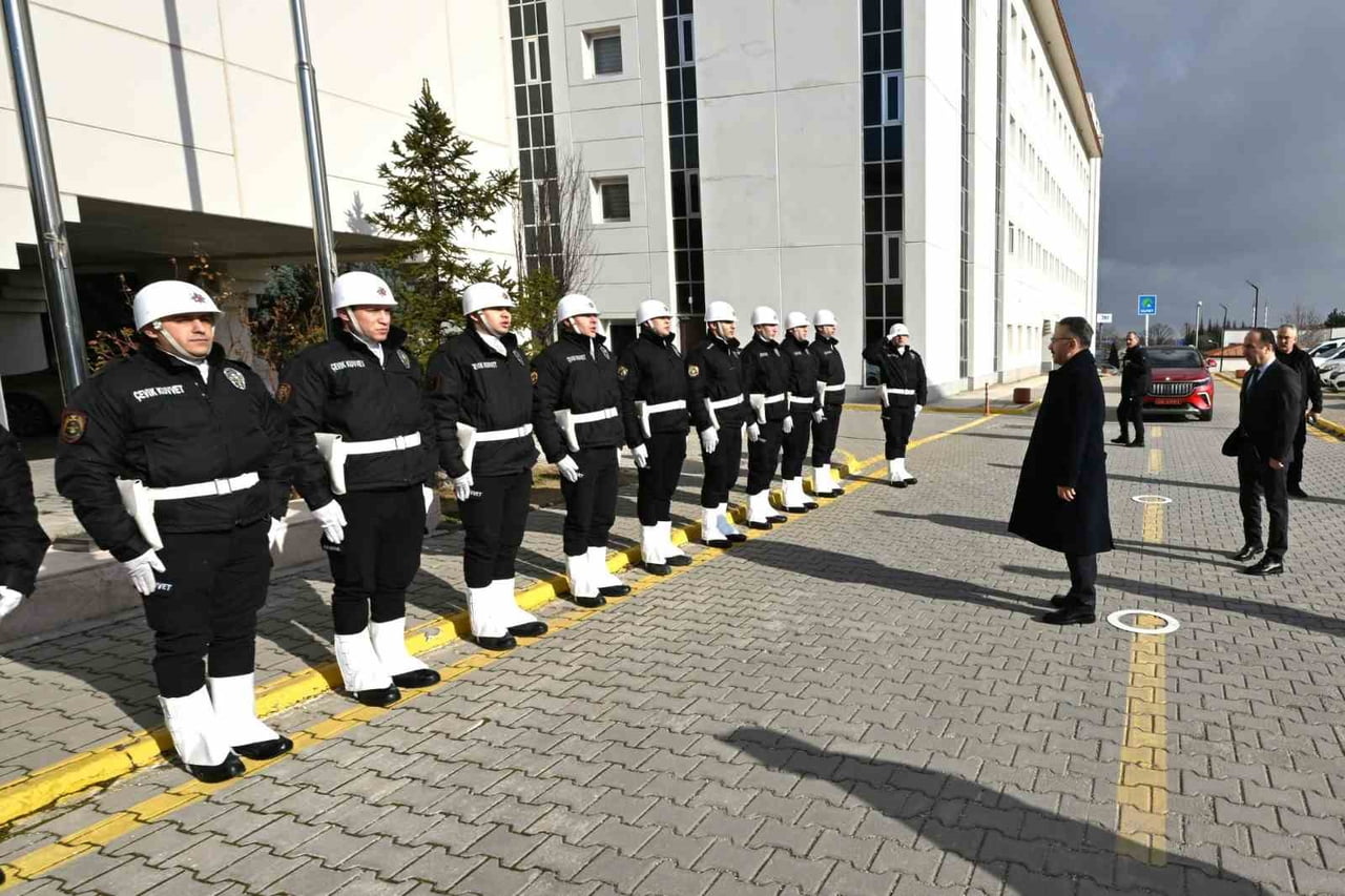 ESKİŞEHİR VALİSİ HÜSEYİN AKSOY, ESKİŞEHİR EMNİYET MÜDÜRLÜĞÜNÜ ZİYARET EDEREK İL EMNİYET MÜDÜRÜ...