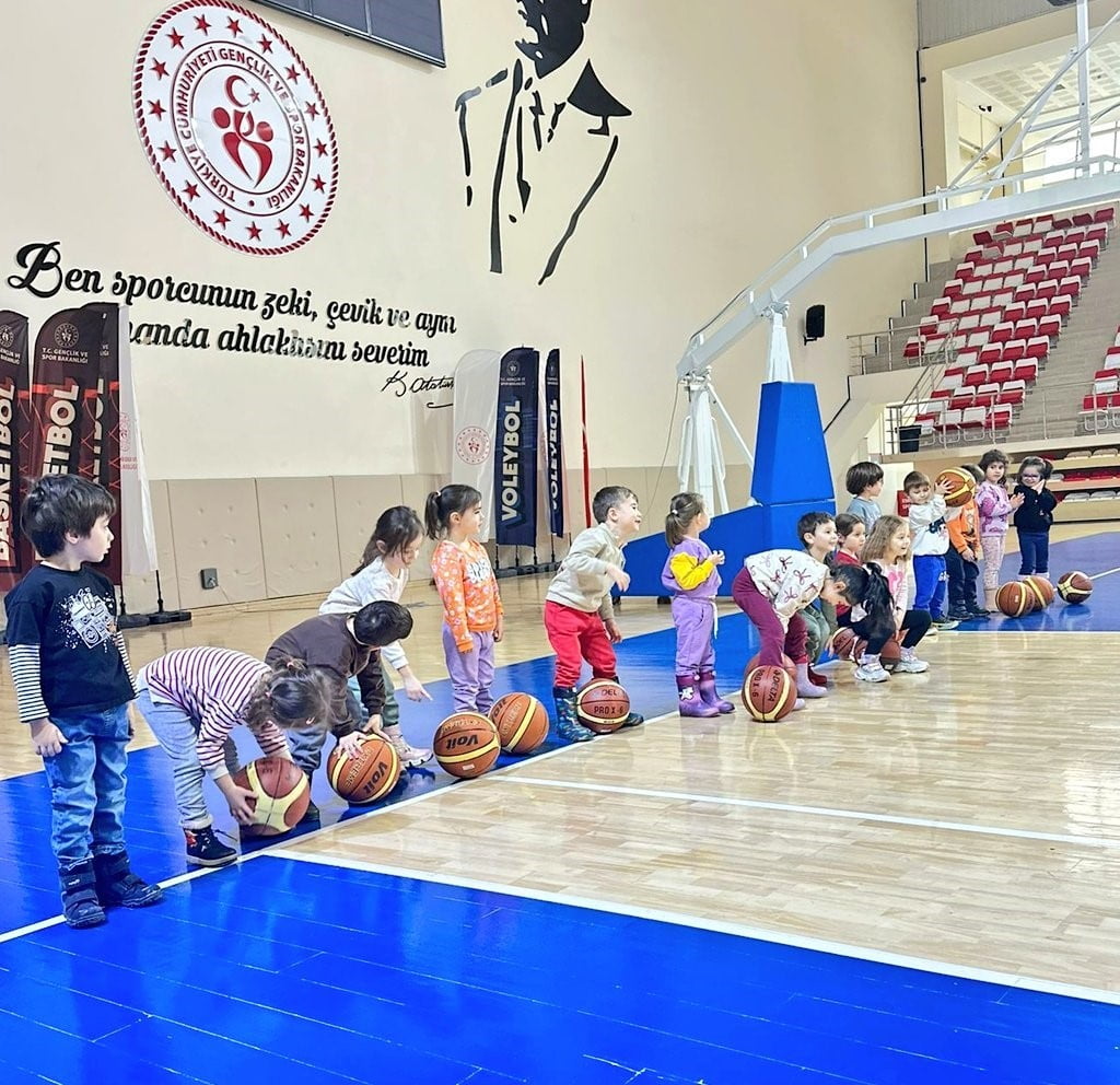 ESRA AKKAYA ANAOKULU ÖĞRENCİLERİ, DÜZENLENEN ÖZEL ETKİNLİKTE BASKETBOLUN TAKIM RUHU İLE...
