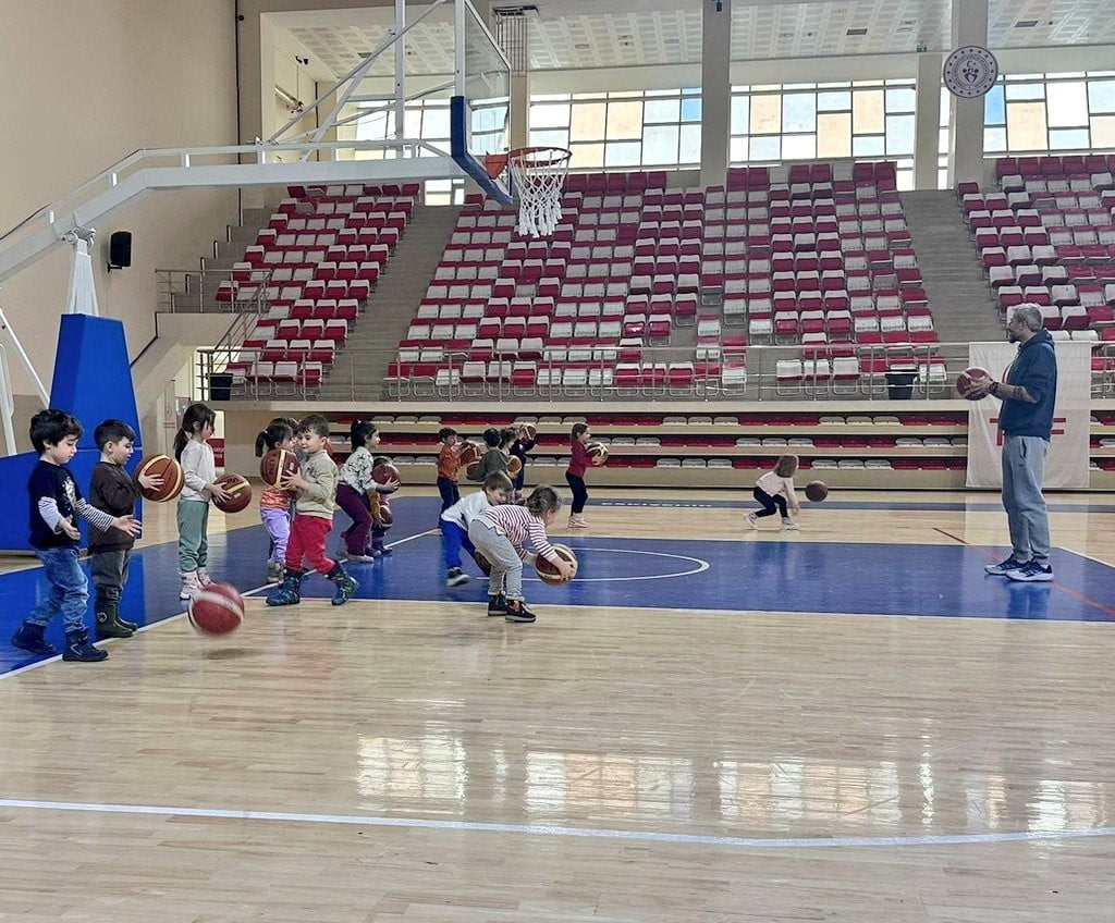 ESRA AKKAYA ANAOKULU ÖĞRENCİLERİ, DÜZENLENEN ÖZEL ETKİNLİKTE BASKETBOLUN TAKIM RUHU İLE...