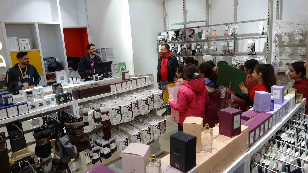 ETKİNLİK KAPSAMINDA ÖĞRENCİLER, ÖĞRETMENLERİ REHBERLİĞİNDE KENT MERKEZİNDE BULUNAN BİR ALIŞVERİŞ...