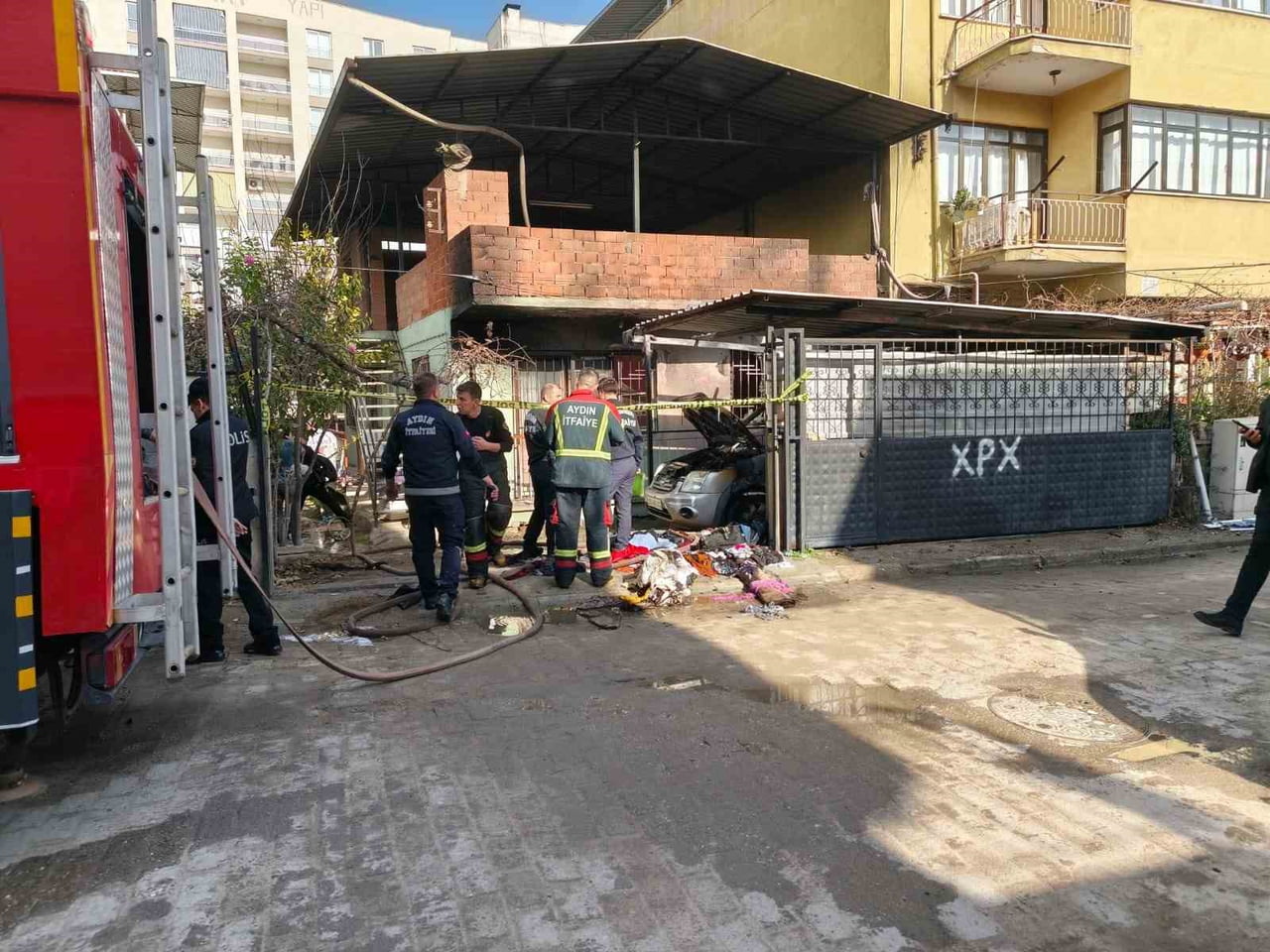 EVİ VE ARABASINI YAKIP KAFASINA SIKTI