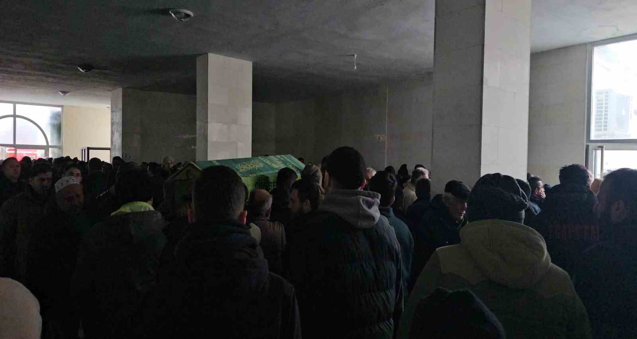 EVİNİN ÖNÜNDE POMPALI TÜFEKLE ÖLDÜRÜLEN GENÇ İÇİN CENAZE TÖRENİ DÜZENLENDİ