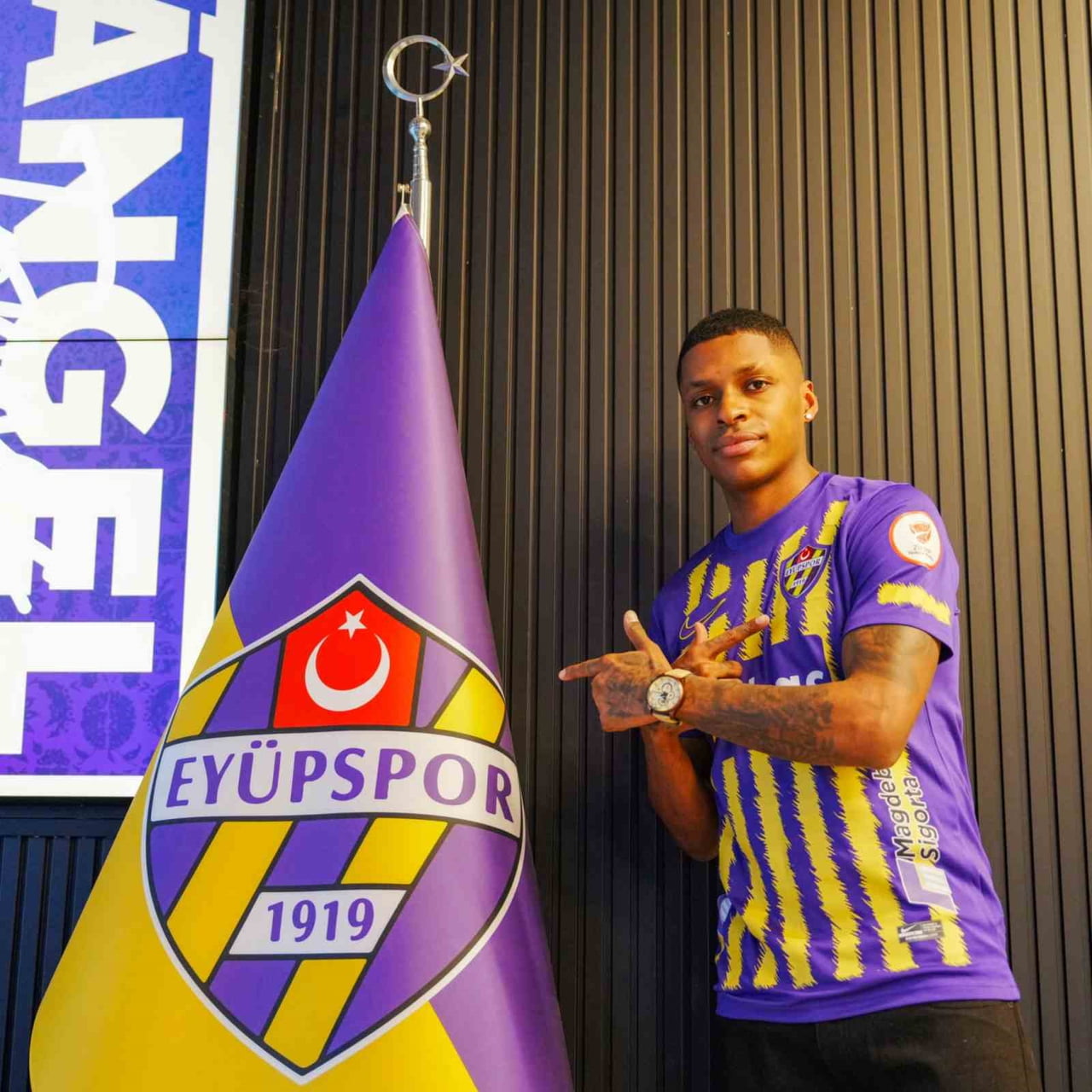 EYÜPSPOR, UKRAYNA EKİBİ DİNAMO KİEV'DE FORMA GİYEN KOLOMBİYALI FUTBOLCU ANGEL TORRES'İ SEZON...