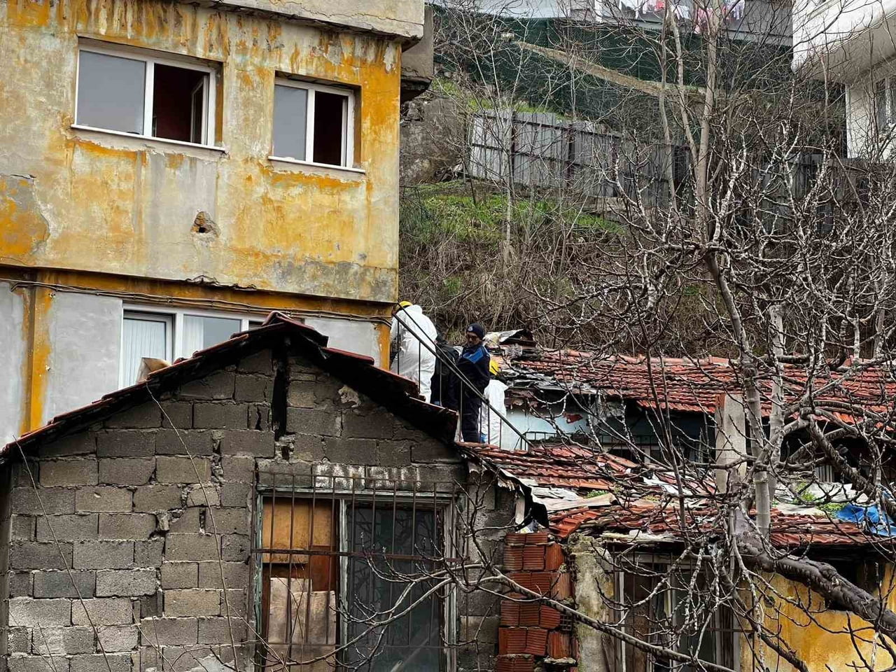 EYÜPSULTAN’DA BİR GECEKONDUDA ÇIKAN YANGINDA 65 YAŞINDAKİ ERAY YAVAŞ HAYATINI KAYBEDERKEN, 1 KİŞİ...