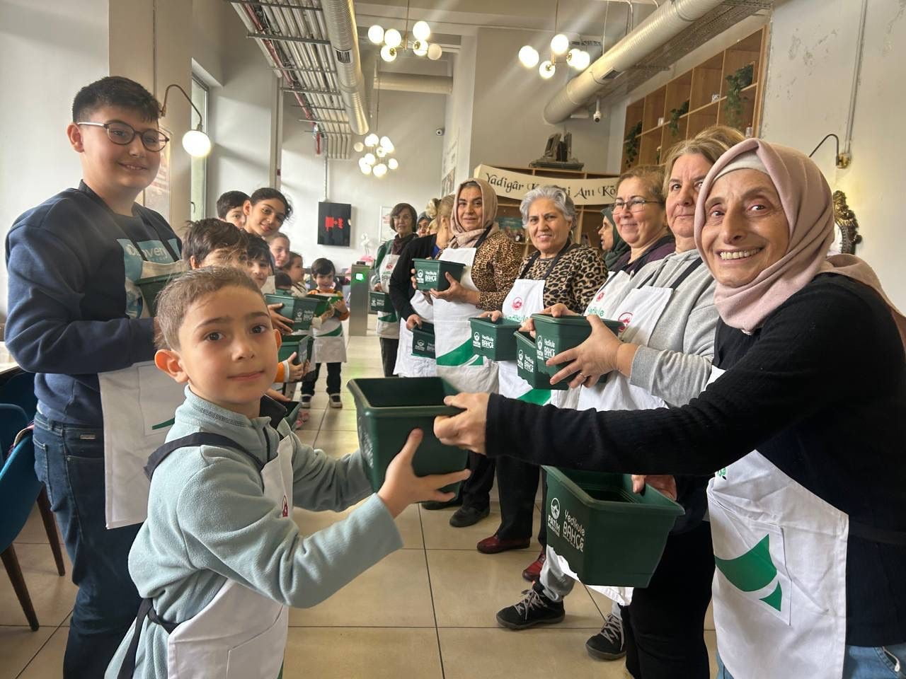 FATİH BELEDİYESİ KADIN VE AİLE BİRİMİ’NE BAĞLI YADİGAR KAHVESİ, ARA TATİL DÖNEMİNDE KUŞAKLARI BİR...