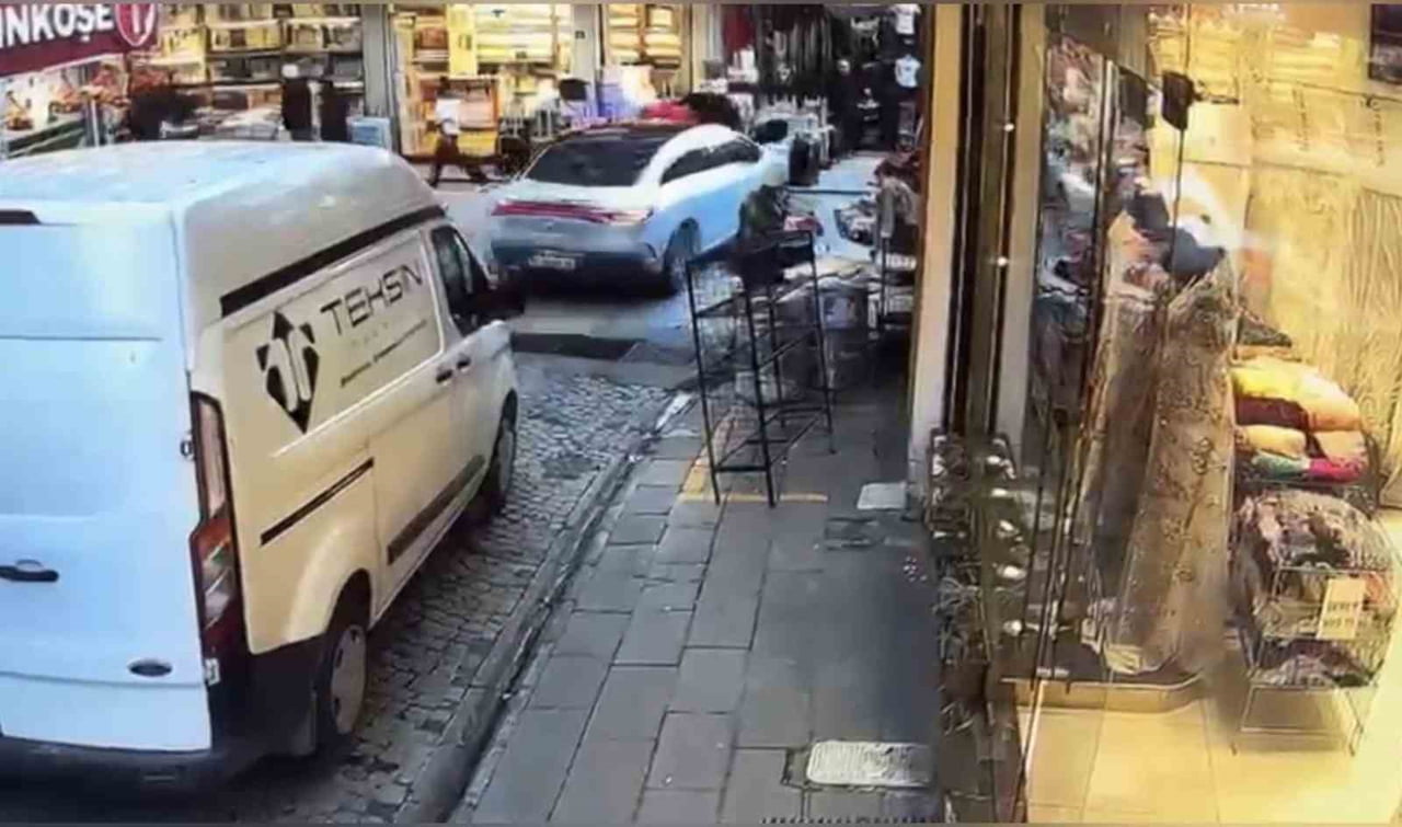 FATİH EMİNÖNÜ'NDE FREN YERİNE GAZA BASAN OTOMOBİL SÜRÜCÜSÜ, ÖNCE VALİZLERE ARDINDAN VATANDAŞLARIN...