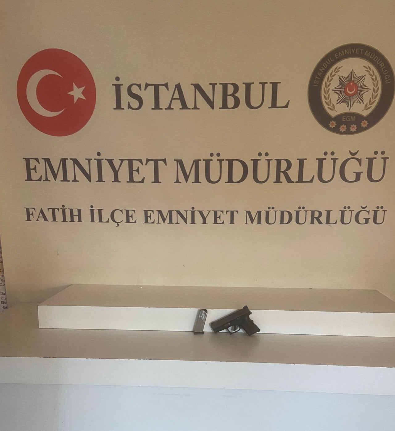 FATİH SİRKECİ'DE DOĞUBANK İŞ MERKEZİNDE BULUNAN BİR TELEFONCUDA İŞTEN ÇIKARILAN BİR KİŞİNİN, İŞ...