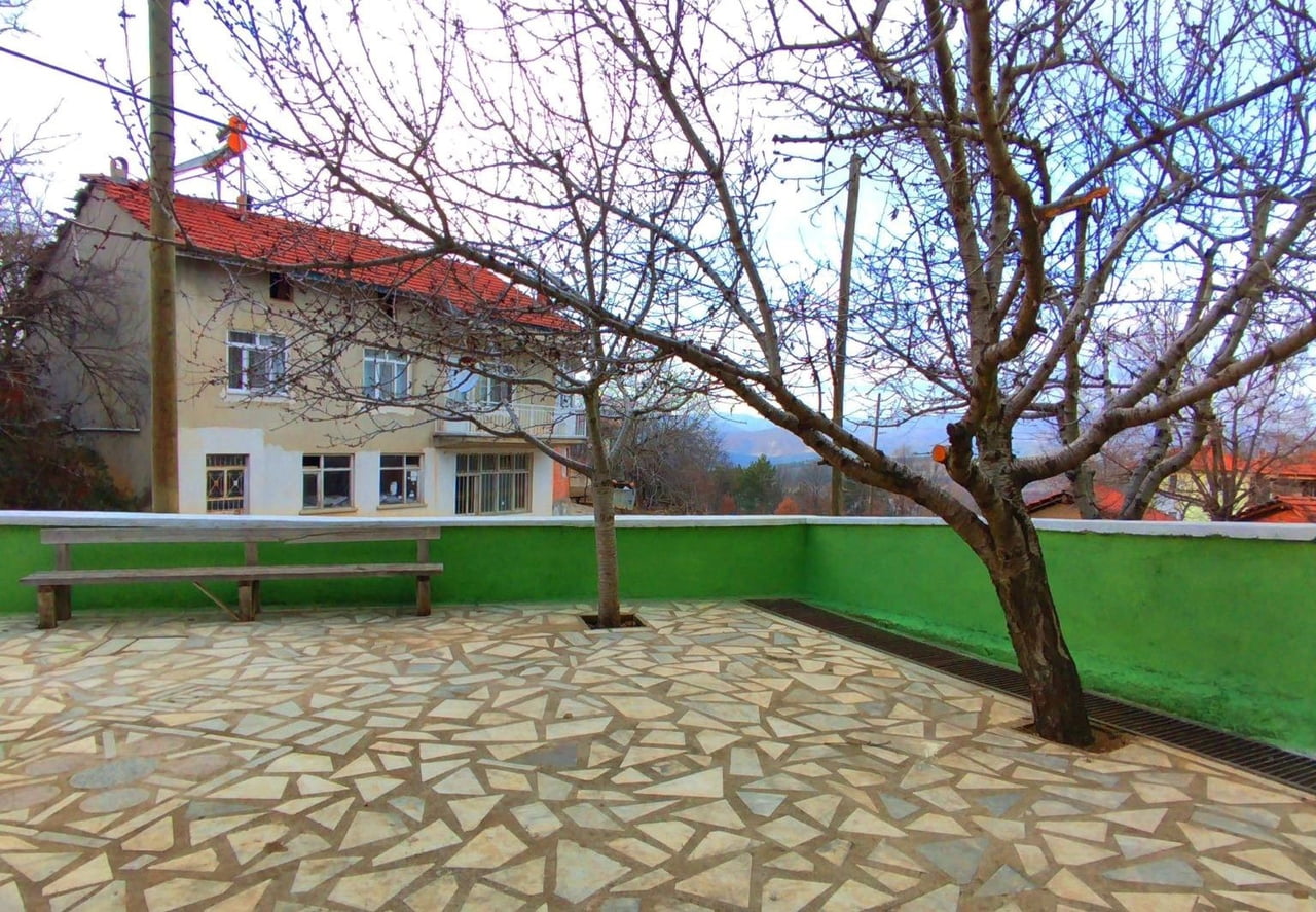 FEDAKÂR İMAMDAN ÖRNEK DAVRANIŞ CAMİ BAHÇESİNİN DUVARLARINI VE KAPISINI KENDİ İMKÂNLARIYLA...