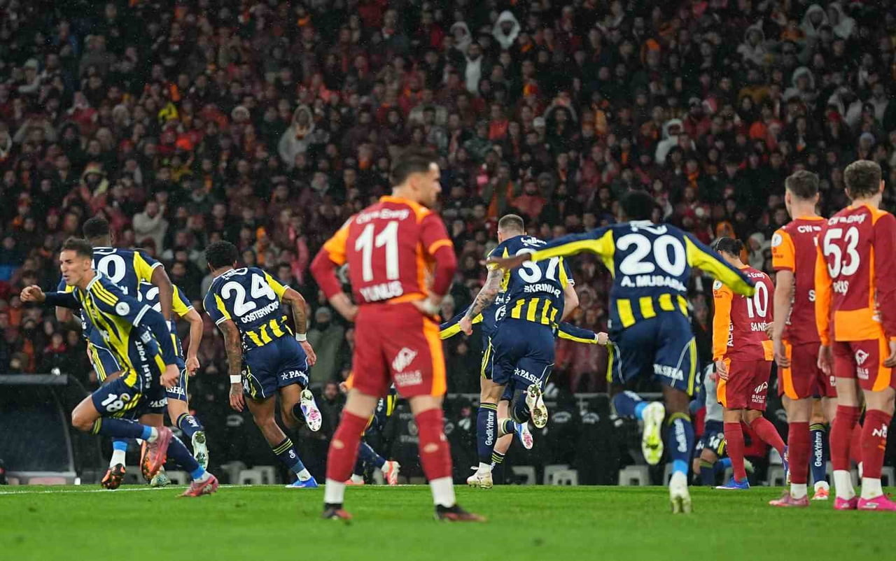 FENERBAHÇE’NİN HOLLANDALI DEFANS OYUNCUSU JAYDEN OOSTERWOLDE, BU SEZONKİ İLK GOLÜNÜ GALATASARAY’A...
