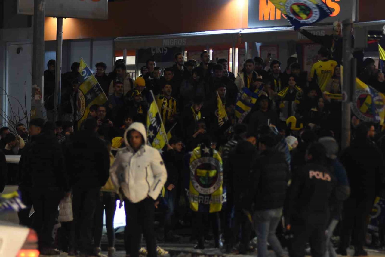 FENERBAHÇE’NİN SÜPER KUPA ZAFERİ KAYSERİ’DEKİ SARI-LACİVERTLİ TARAFTARLAR TARAFINDAN KUTLANDI....