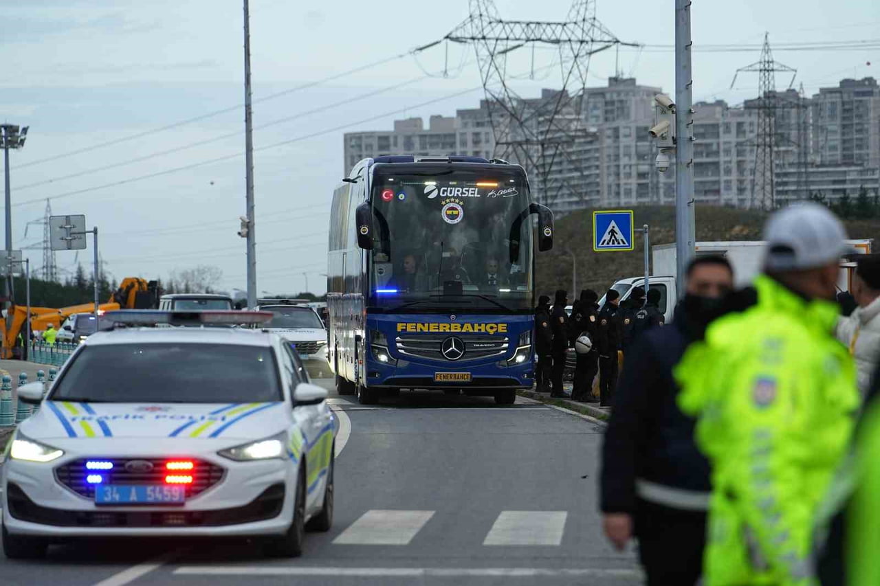 FENERBAHÇE TAKIM OTOBÜSÜ, TURKCELL SÜPER KUPA FİNALİ İÇİN MÜSABAKANIN OYNANACAĞI ATATÜRK OLİMPİYAT...