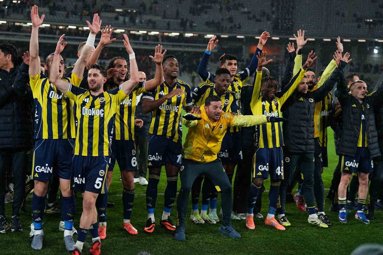 FENERBAHÇE, TURKCELL SÜPER KUPA FİNALİ'NDE GALATASARAY'I 2-0 YENEREK KUPANIN SAHİBİ OLDU.