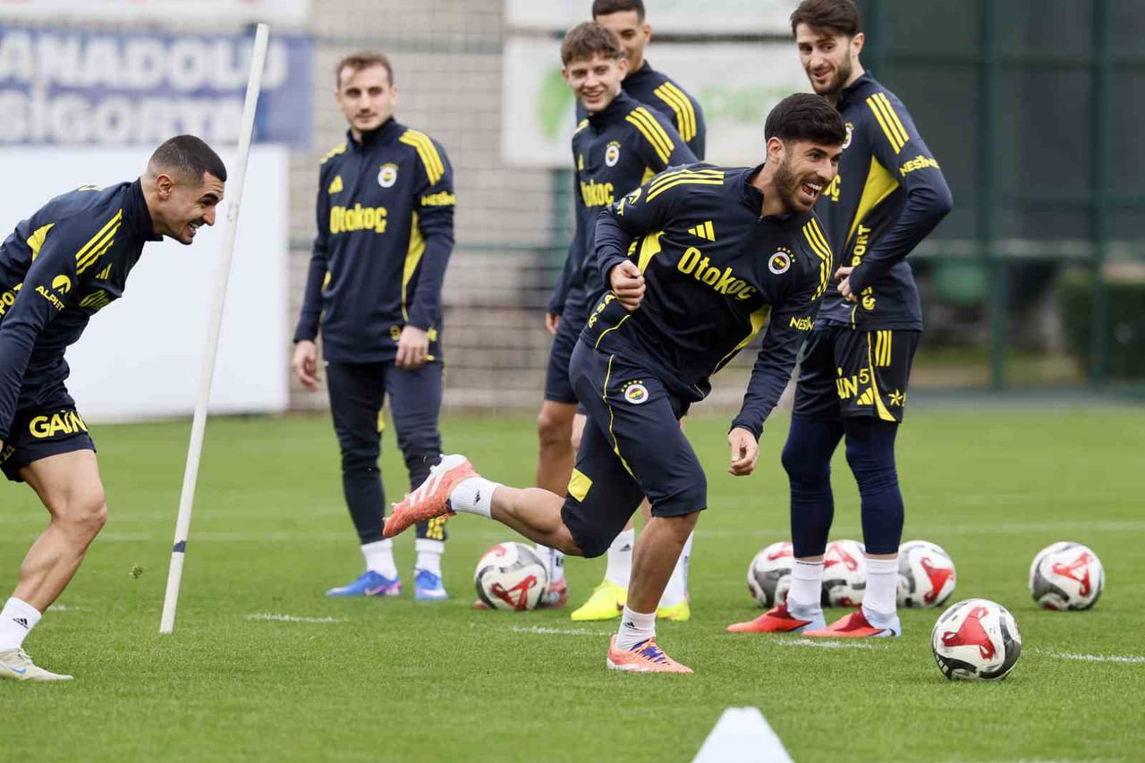 FENERBAHÇE, YARIN AKŞAM SAMSUNSPOR İLE YENİ ADANA STADYUMU'NDA OYNAYACAĞI TURKCELL SÜPER KUPA YARI...