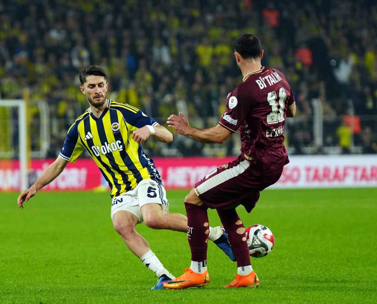 FENERBAHÇELİ FUTBOLCU İSMAİL YÜKSEK, GÖZTEPE MAÇINDA YAŞADIĞI SAKATLIK NEDENİYLE 38. DAKİKADA...