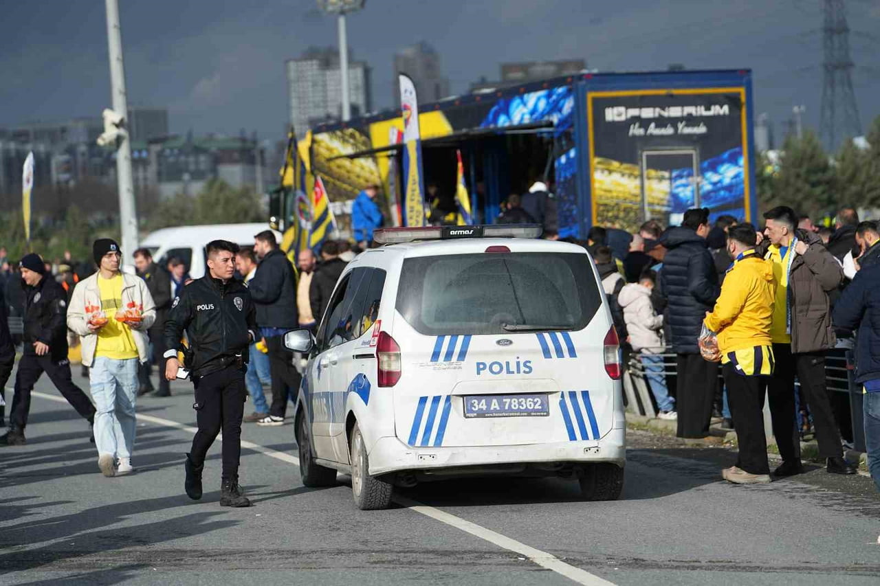 FENERBAHÇELİ TARAFTARLAR, GALATASARAY İLE OYNANACAK TURKCELL SÜPER KUPA FİNAL MAÇI İÇİN STADA...