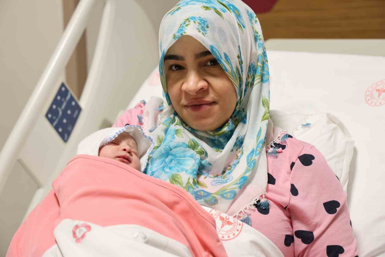 FETHİ SEKİN ŞEHİR HASTANESİ KADIN HASTALIKLARI VE DOĞUM BÖLÜMÜ’NDE ÜÇÜ KIZ, BİRİ ERKEK DÖRT BEBEK...