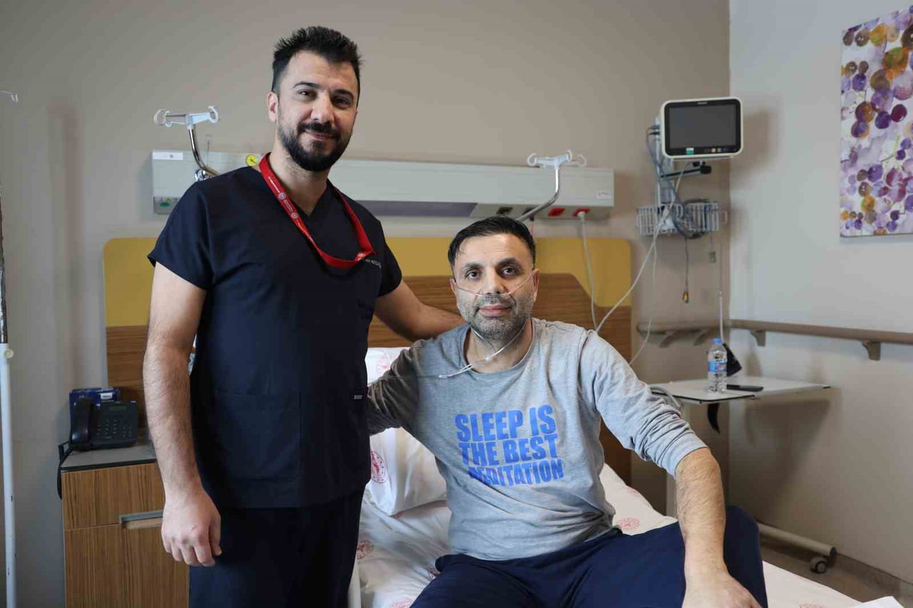 FETHİ SEKİN ŞEHİR HASTANESİ’NDE 45 YAŞINDAKİ HASTA, ACİL SERVİSTE YAKLAŞIK 50 DAKİKA SÜREN KALP...