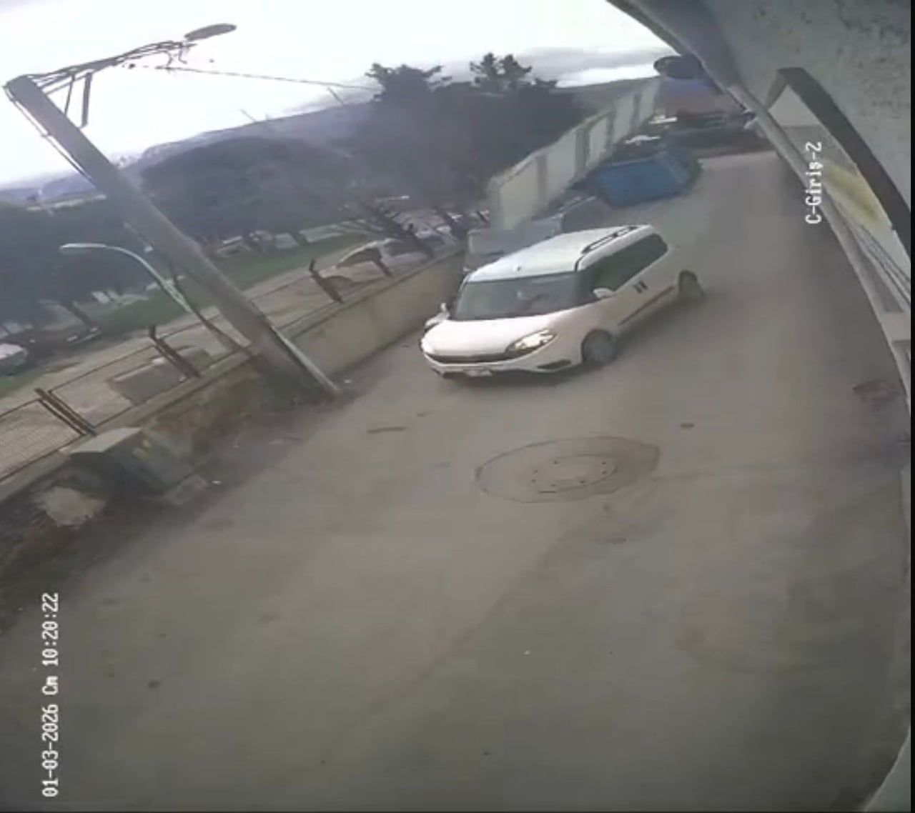 FIRTINA AĞAÇLARI, PREFABRİK EVLERİ VE ÇATILARI UÇURDU