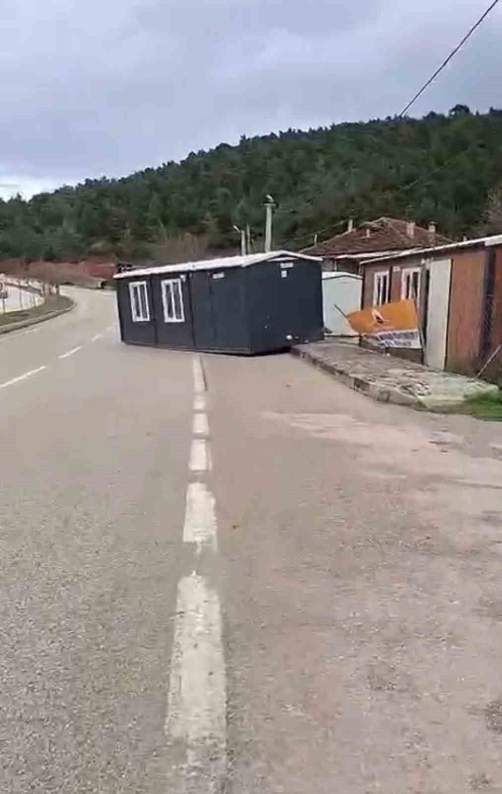 FIRTINA AĞAÇLARI, PREFABRİK EVLERİ VE ÇATILARI UÇURDU