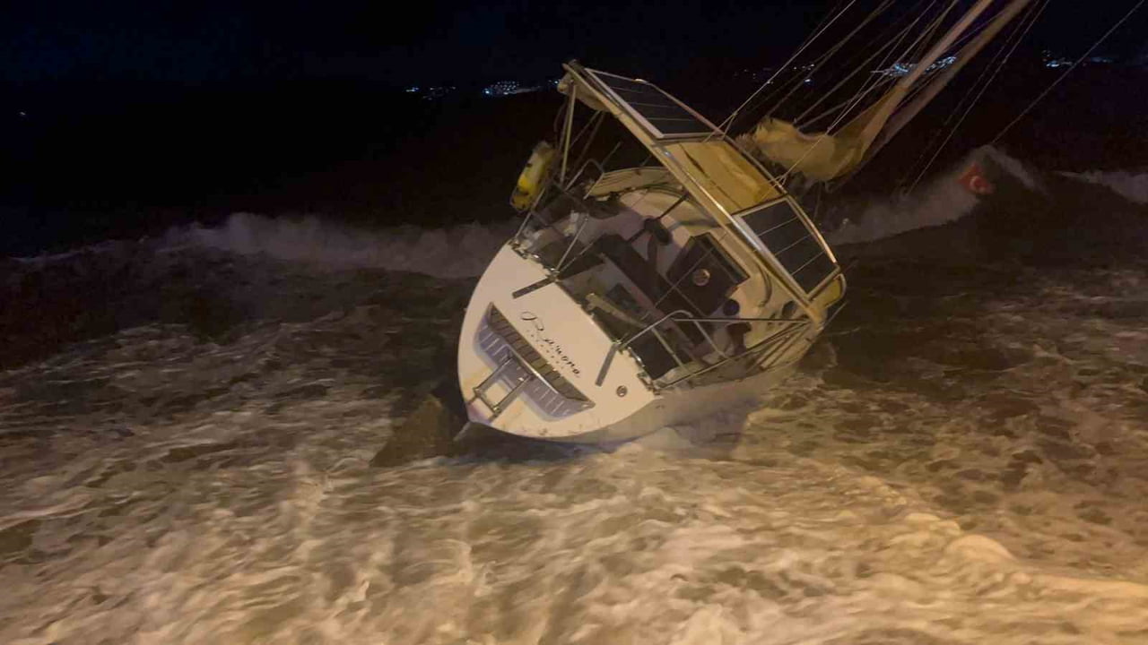 FIRTINA MİLYONLUK TEKNEYİ KARAYA SÜRÜKLEDİ