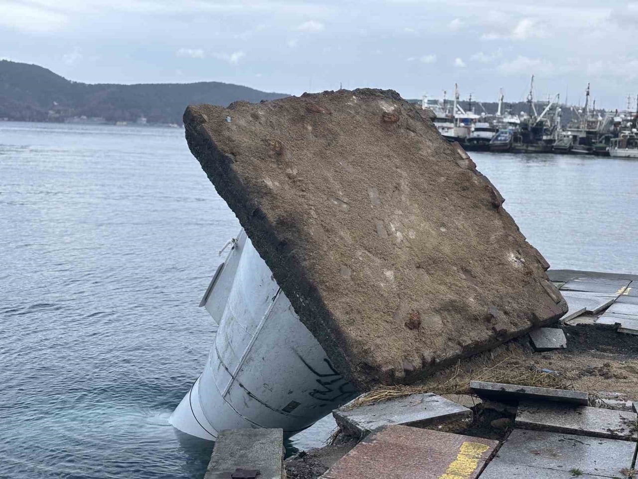 FIRTINA NEDENİYLE SARIYER KİREÇBURNU SAHİL BÖLGESİNDE BULUNAN DENİZ FENERİ DENİZE DOĞRU...