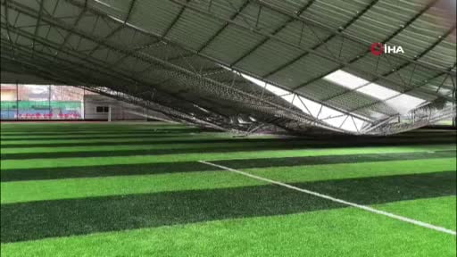 Fırtınada çöken halısahadaki hasar böyle görüntülendi