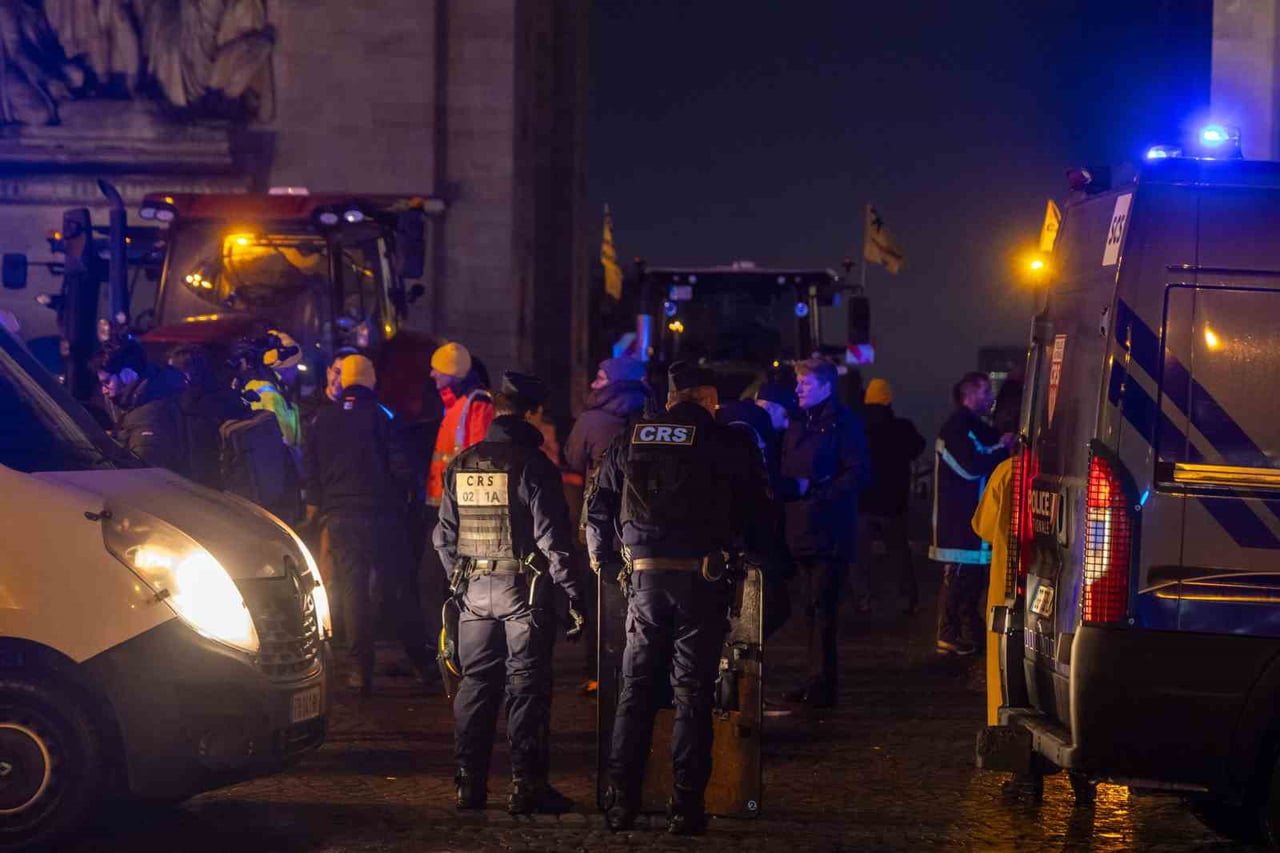 FRANSA'DA ÇİFTÇİLER, AVRUPA BİRLİĞİ'NİN (AB) GÜNEY AMERİKA ÜLKELERİYLE YAKIN ZAMANDA İMZALAMAYI...