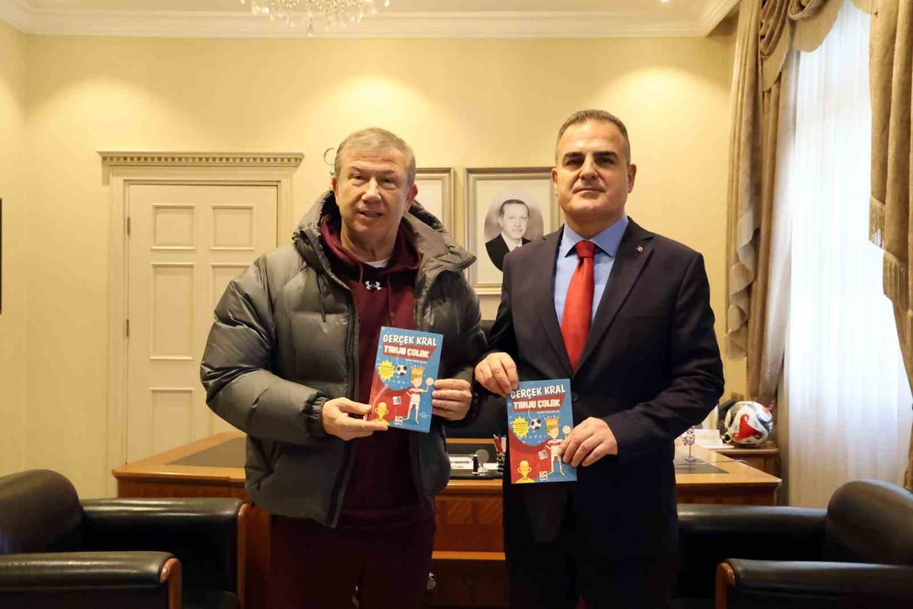 FUTBOLUN EFSANE İSMİ VALİ AKBIYIK’A ‘GERÇEK KRAL TANJU ÇOLAK’ KİTABINI HEDİYE ETTİ