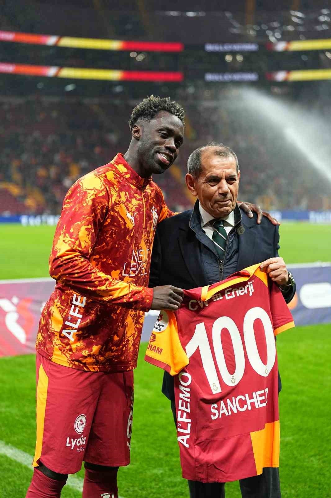 GALATASARAY BAŞKANI DURSUN ÖZBEK, SARI-KIRMIZILILARDA 100. MAÇINA ÇIKAN KOLOMBİYALI FUTBOLCU...