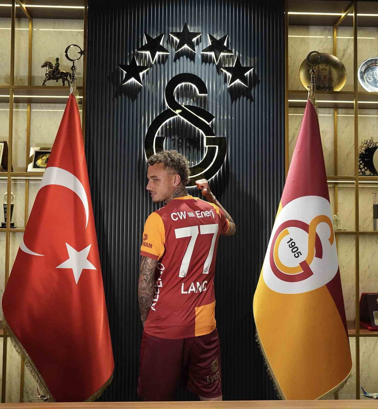 GALATASARAY İLE SÖZLEŞME İMZALAYAN HOLLANDALI OYUNCU NOA LANG, YAPTIĞI AÇIKLAMADA, "BAŞARILARA...