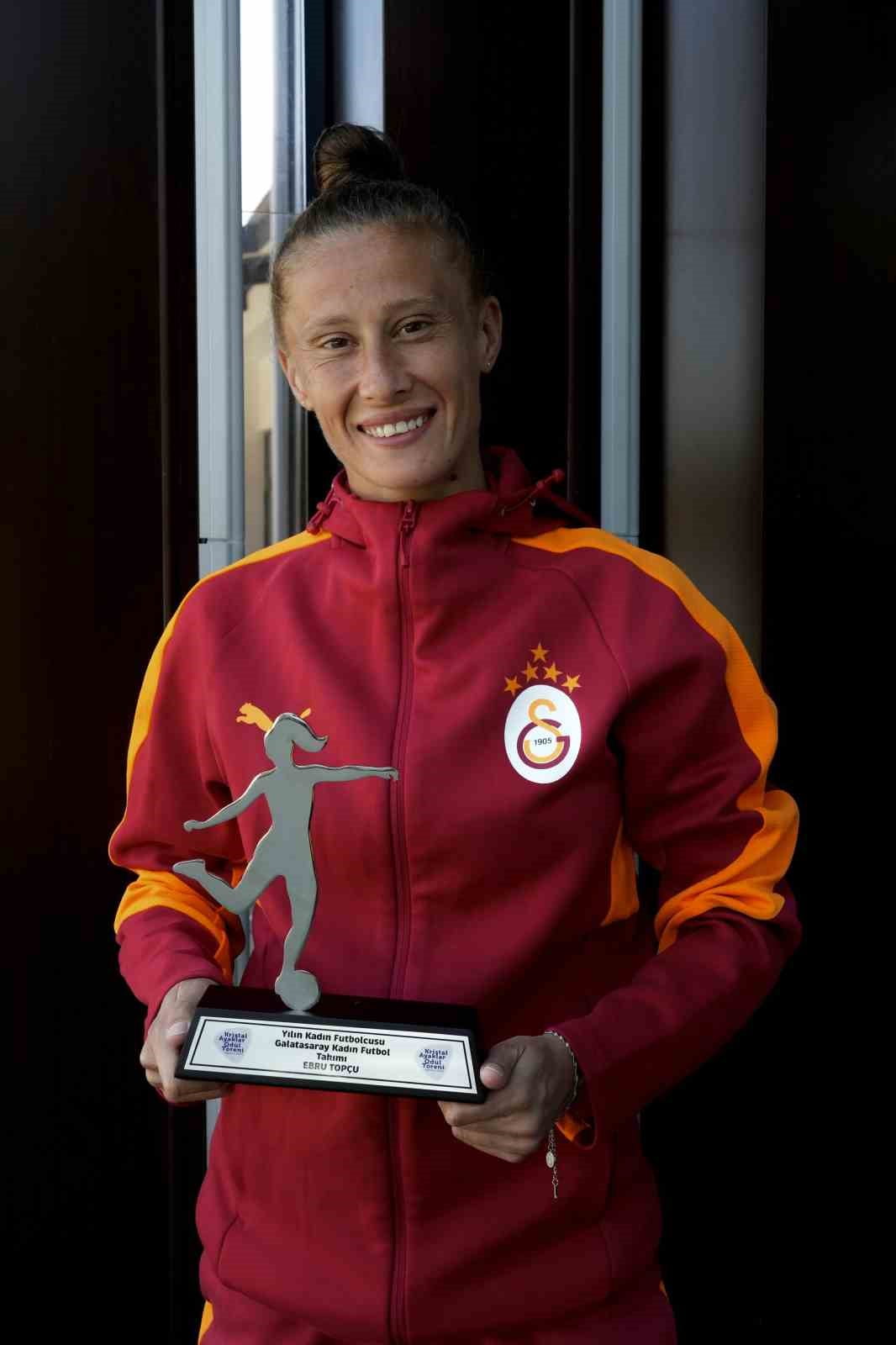 GALATASARAY KADIN FUTBOL TAKIMI'NIN KAPTANI EBRU TOPÇU, GSPLUS’A ÖZEL AÇIKLAMALARDA BULUNDU.