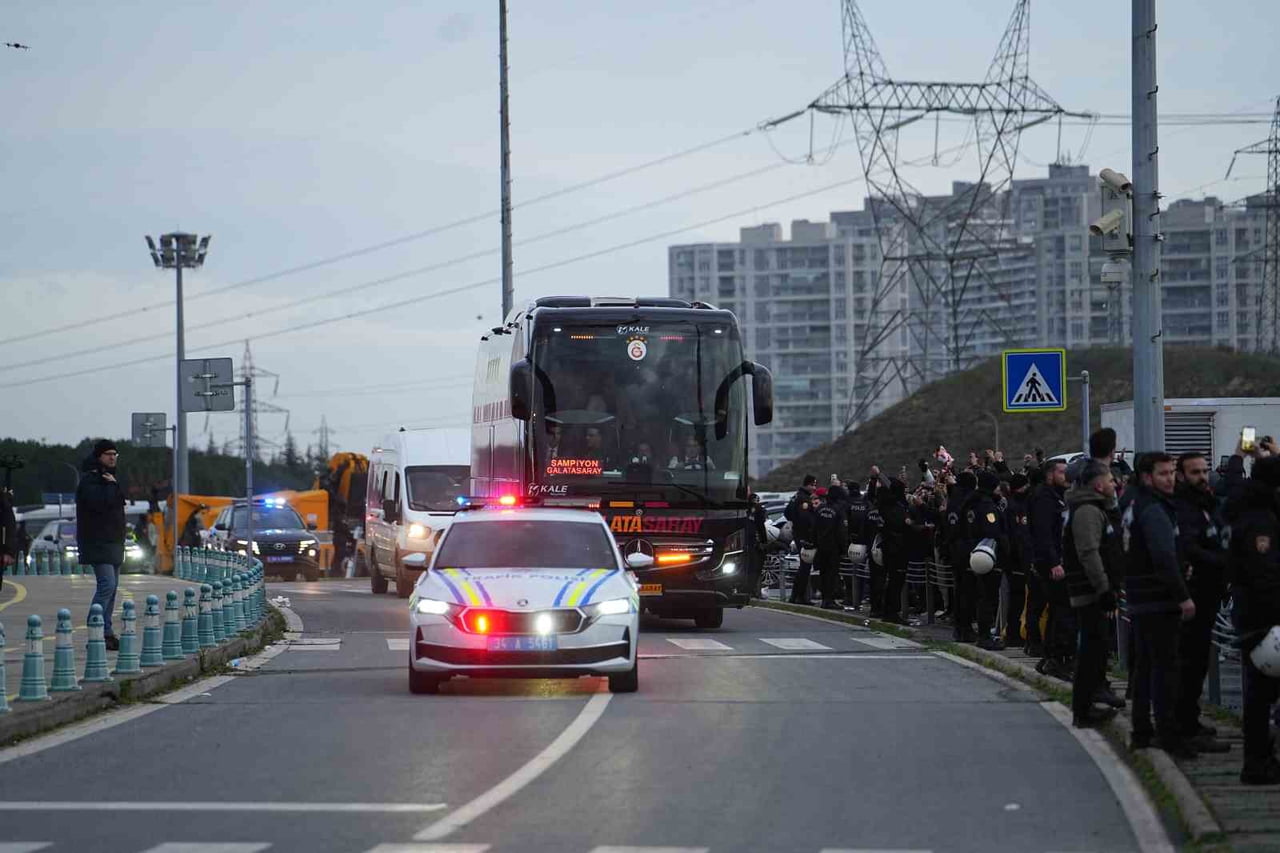 GALATASARAY, TURKCELL SÜPER KUPA FİNALİNDE FENERBAHÇE İLE OYNAYACAĞI MAÇ İÇİN ATATÜRK OLİMPİYAT...
