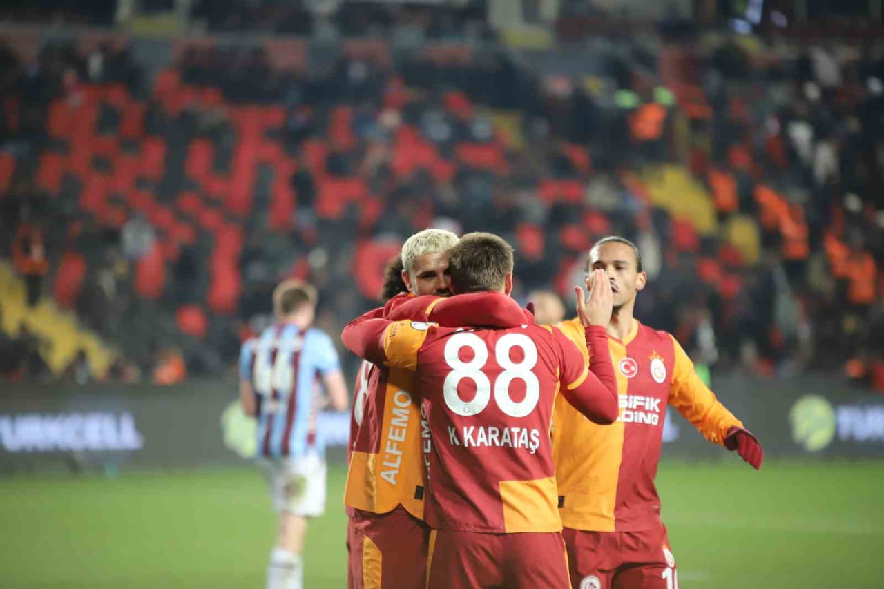 GALATASARAY, TURKCELL SÜPER KUPA YARI FİNALİNDE TRABZONSPOR'U 4-1 MAĞLUP EDEREK FİNALE ADINI...